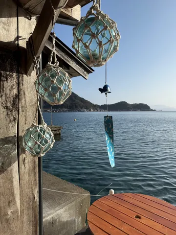 海を望む、涼やかなガラス浮き玉