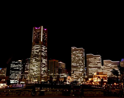 夜景に浮かぶ摩天楼