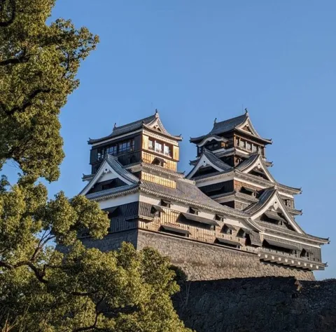 陽光に輝く日本の城