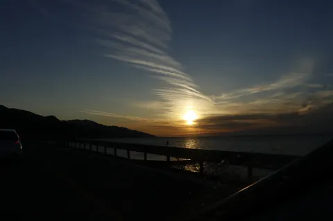 夕凪の海辺、旅路の残照