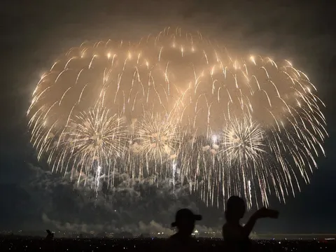 夜空に咲く光の祝祭