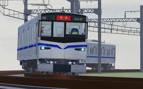 青いラインが印象的な回送電車