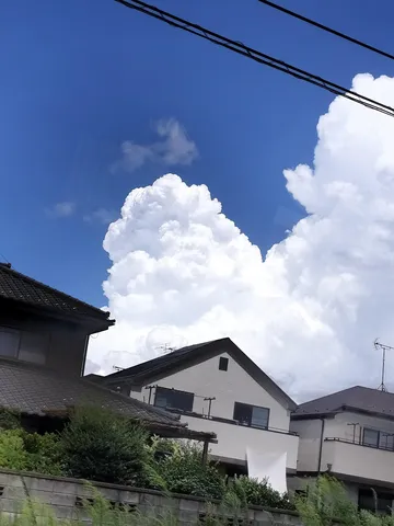 夏の入道雲と日本の家並み
