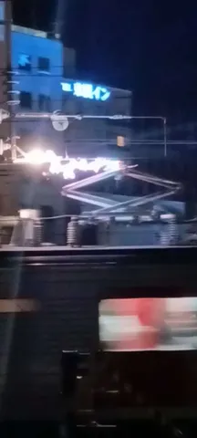 夜の街に光る線と青
