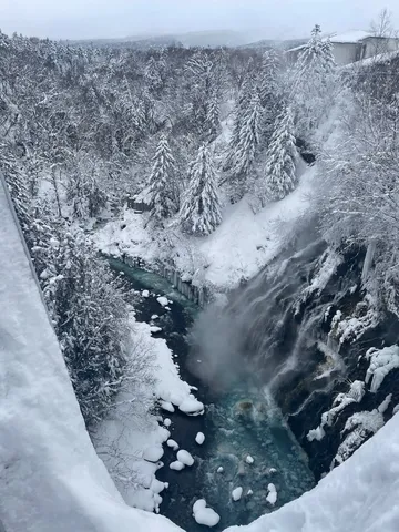 冬の滝と雪原の静寂