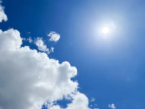 夏の青空と雲のコントラスト