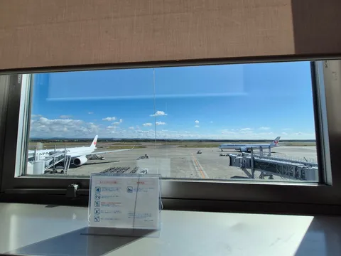 青空と滑走路の静かな旅