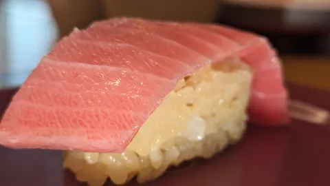 とろけるマグロの握り