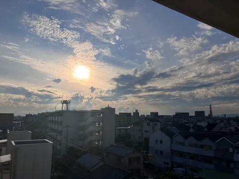 青空と街並みのコントラスト
