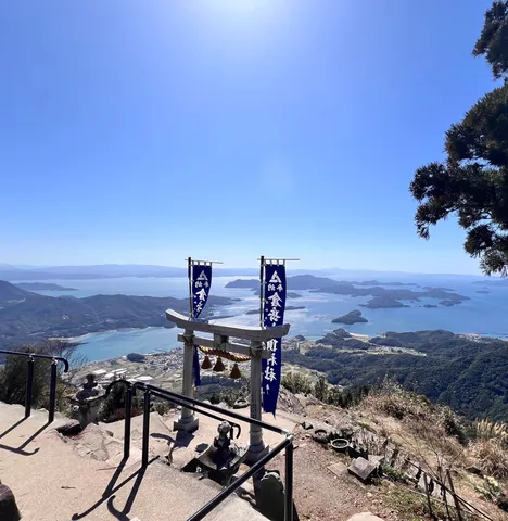 青空と海、山頂からの絶景