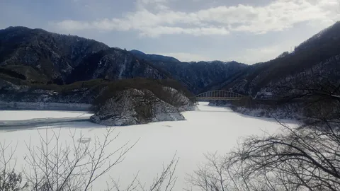 冬の川と橋の静謐