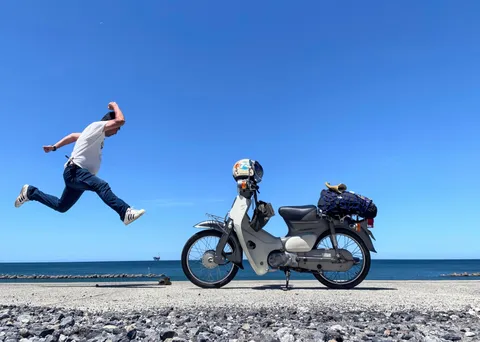 青空へジャンプ！スクーター旅の予感