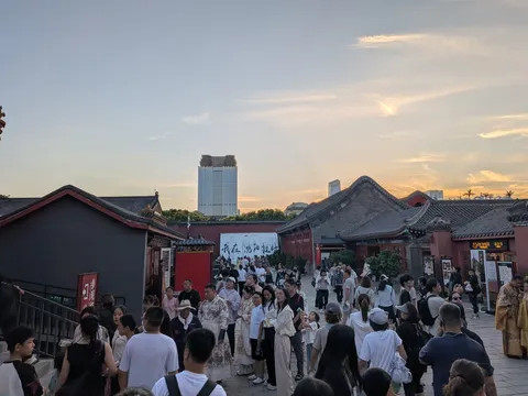 夕暮れの古建と人の賑わい