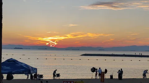 沈む夕日と穏やかな海