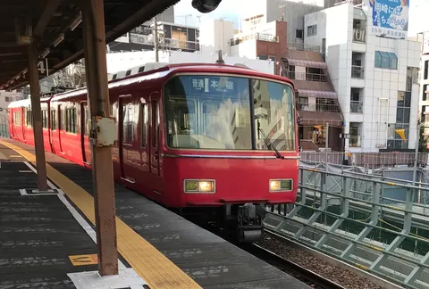 プラットフォームの赤い主役
