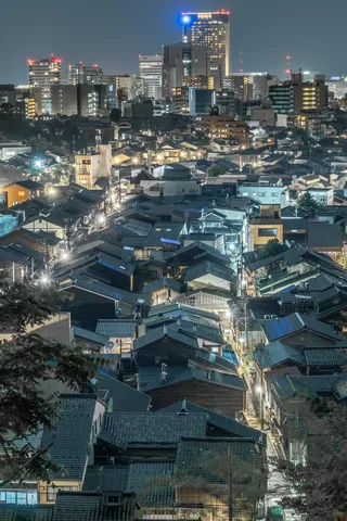 瓦屋根の向こうの夜景
