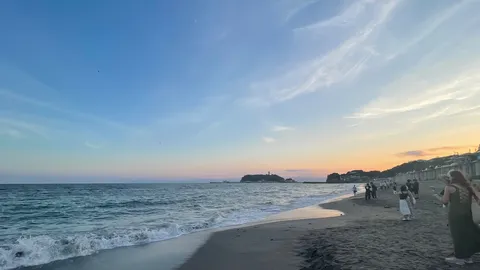 水平線に沈む夕日と月