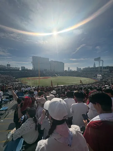 夏のスタジアムに虹がかかる