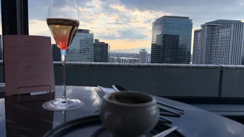 高層からの夕暮れと一杯