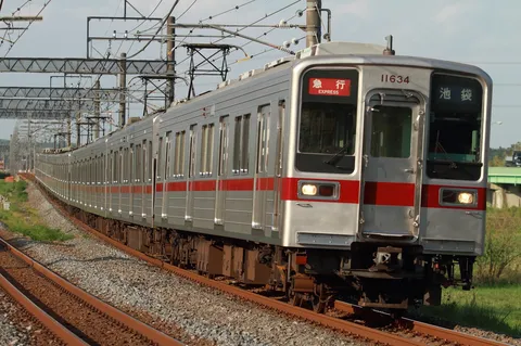 連なる電車の夕映え