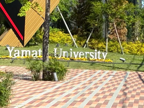 ヤマト大学の入口、緑に囲まれて