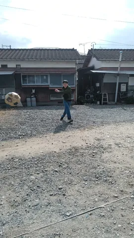 決定的瞬間！豪快キックと田舎の風景