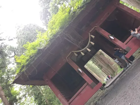 森に溶け込む朱色の建造物