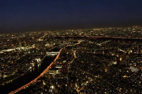 きらめく夜景とリバーロード