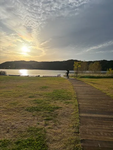 夕陽の道、水辺の静寂