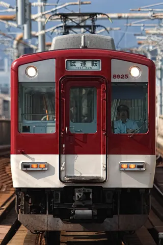 試運転の赤い列車の朝