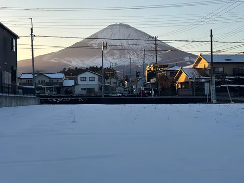雪化粧の富士山と街並み