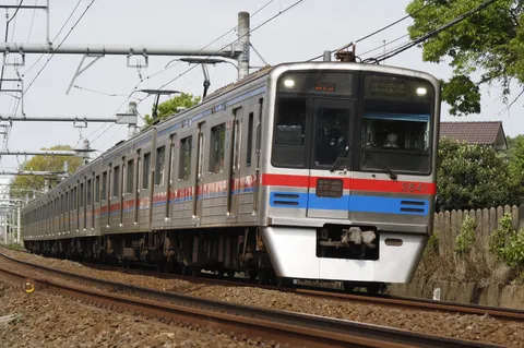 都市を駆ける、まばゆい車体