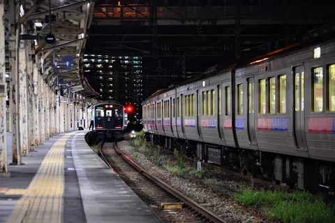 夜の駅に滑り込む銀河鉄道