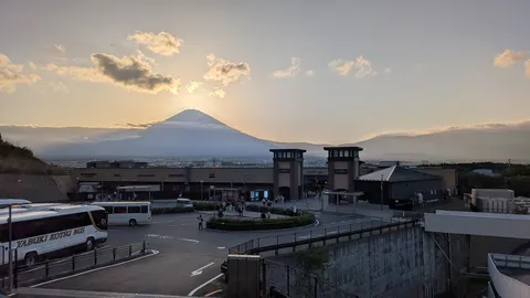 夕陽と富士山の、旅路の入り口