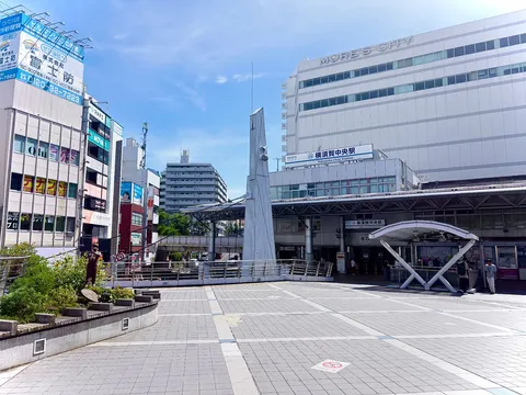 青空と駅前の近代的な風景