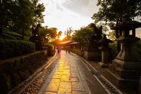 夕暮れの石畳参道