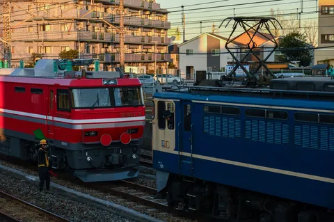 駅じゃないけど、列車交換中？