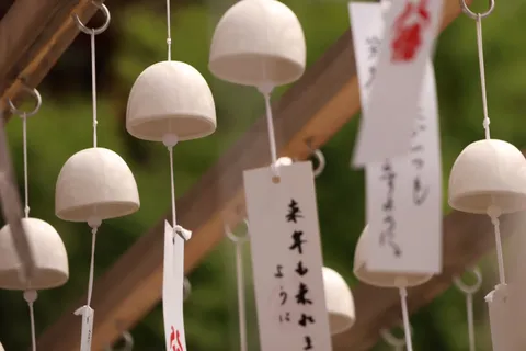 風に揺れる白い風鈴と願い