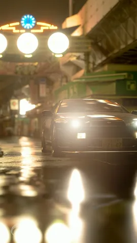 雨上がりの夜、都会の光と車