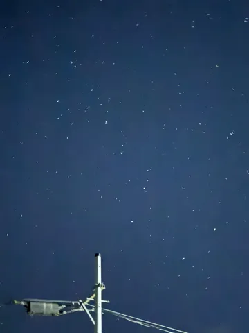 都会の片隅、星降る夜空