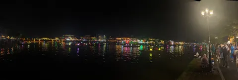 灯りに揺れる夜の川辺