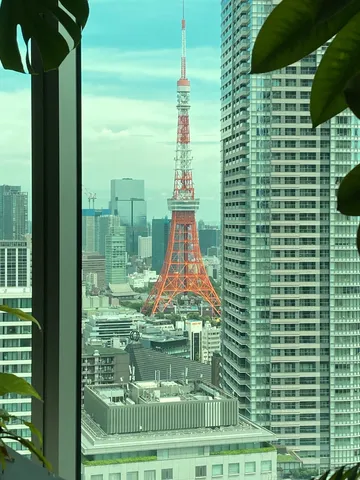都会の空にそびえるランドマーク