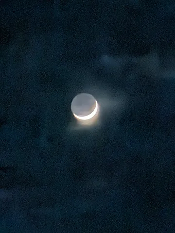 夜空に浮かぶ三日月