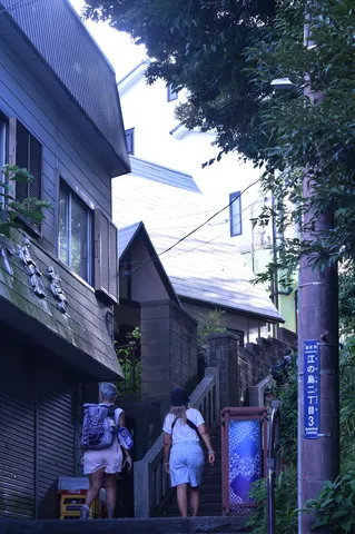 路地階段の夕涼み