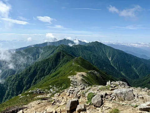 風を泳ぐ山の尾根