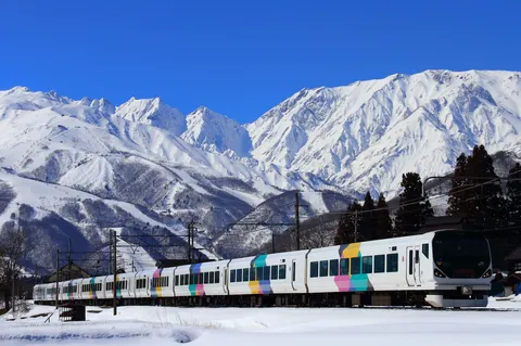 雪景色に突然のカラフルパレード