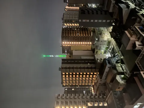 夜空にそびえる緑の光