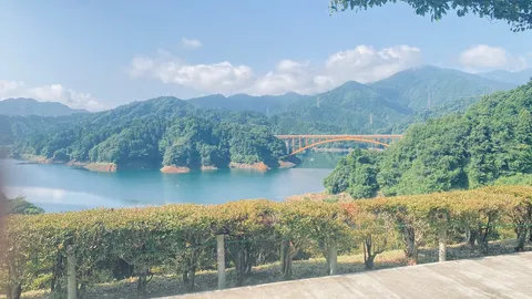 青い湖と山のパノラマ