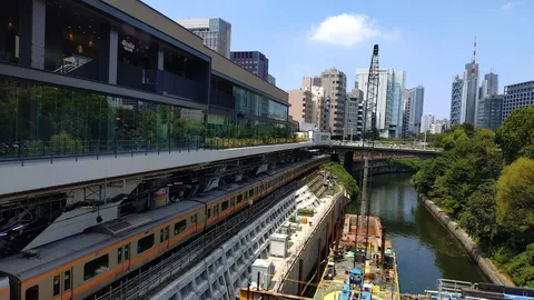 都会の川辺、日常の風景