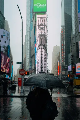 雨粒とネオンのタイムズスクエア